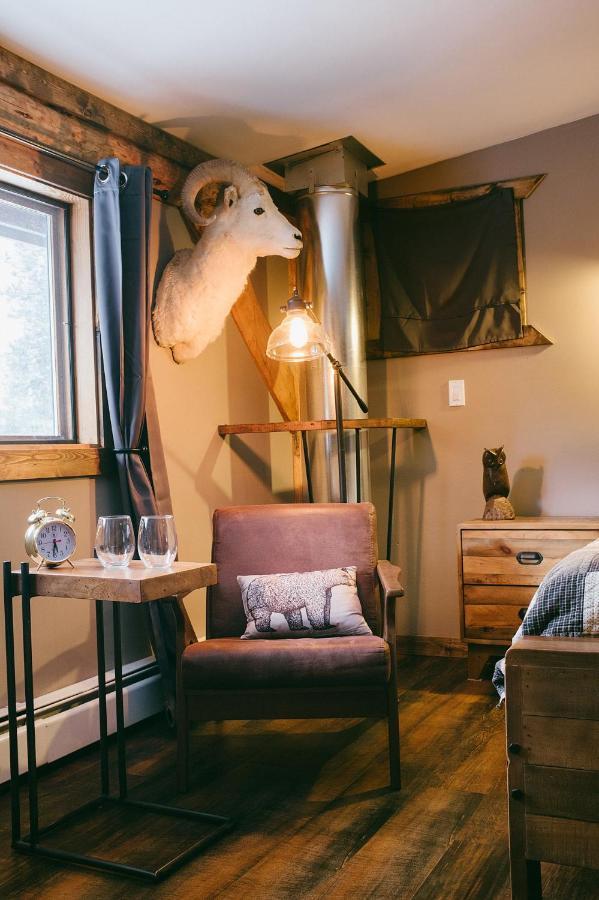 Arctic Divide Lodge Dease Lake 外观 照片